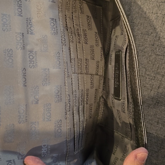 EUC Michael Kors grey envelope style clutch purse 👛 silver hardware - Picture 4 of 10